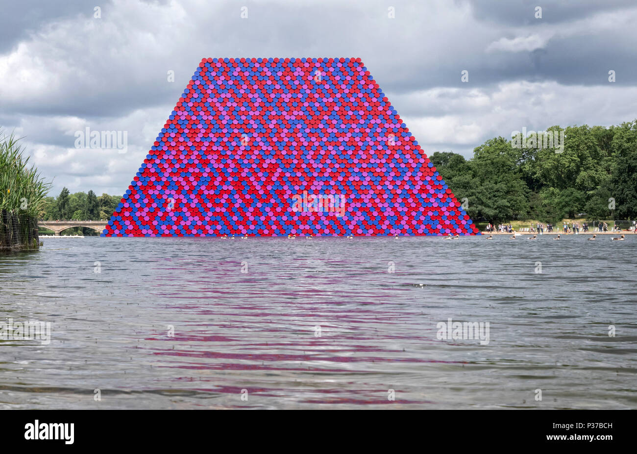 Le mastaba sculpture par Christo et Jeanne Claude dans le lac Serpentine de Hyde Park London UK Banque D'Images