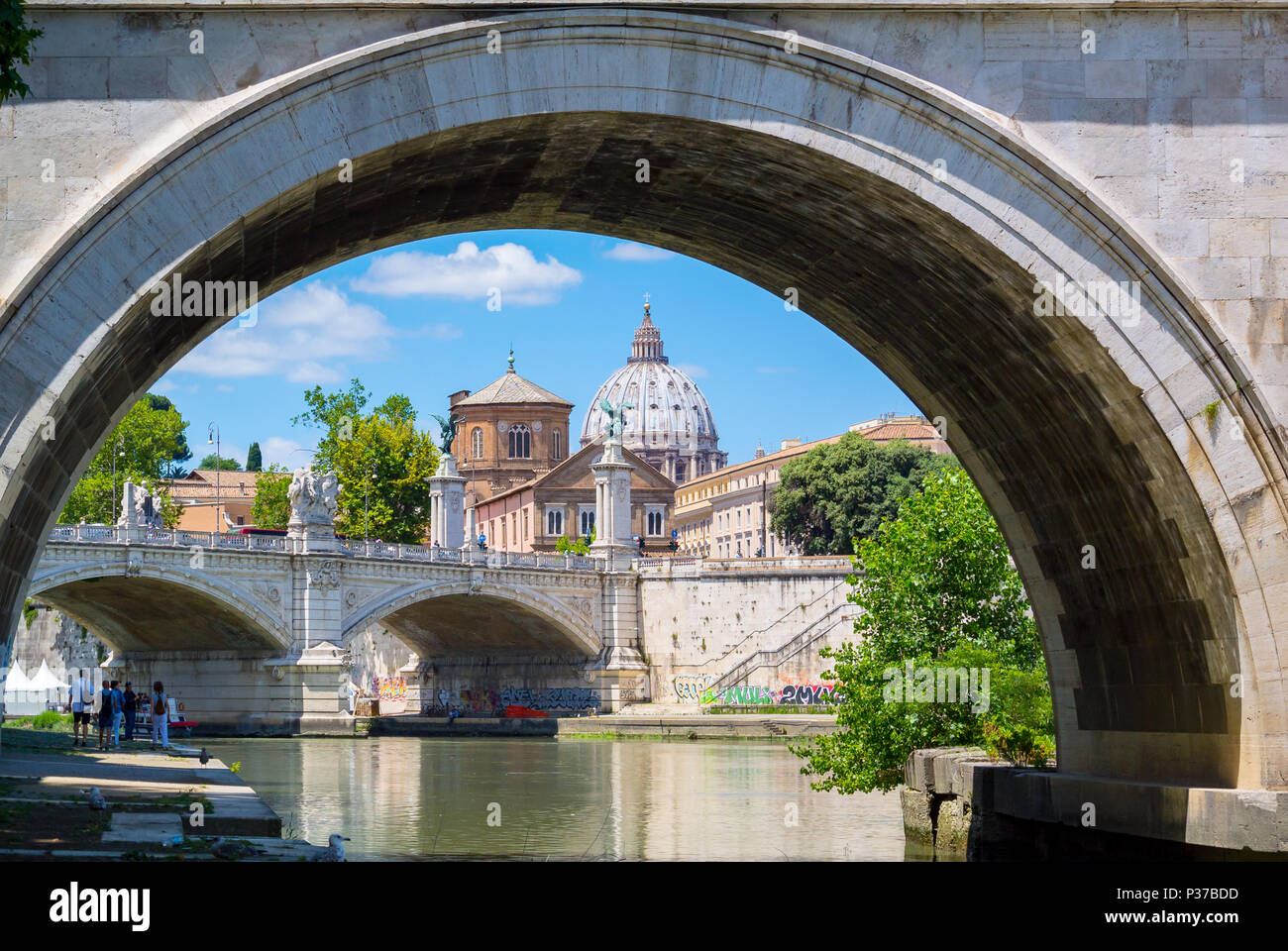 Ponte Vittorio Emanuele II vu par ponte Sant Angelo bridge sur Tibre, Rome, Latium, Italie Banque D'Images