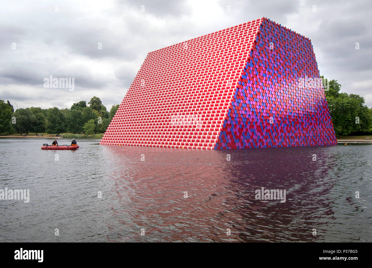 Travaux de préparation de l'avant de l'artiste Christo dévoilant son premier travail extérieur, le Royaume-Uni, un mastaba d'installation de 20m de haut composé de 7 506 tonneaux empilés horizontalement et qui sera de 20m de haut, 30m de large et 40m de long, pour être affiché sur le lac Serpentine jusqu'au 23 septembre 2018. Banque D'Images