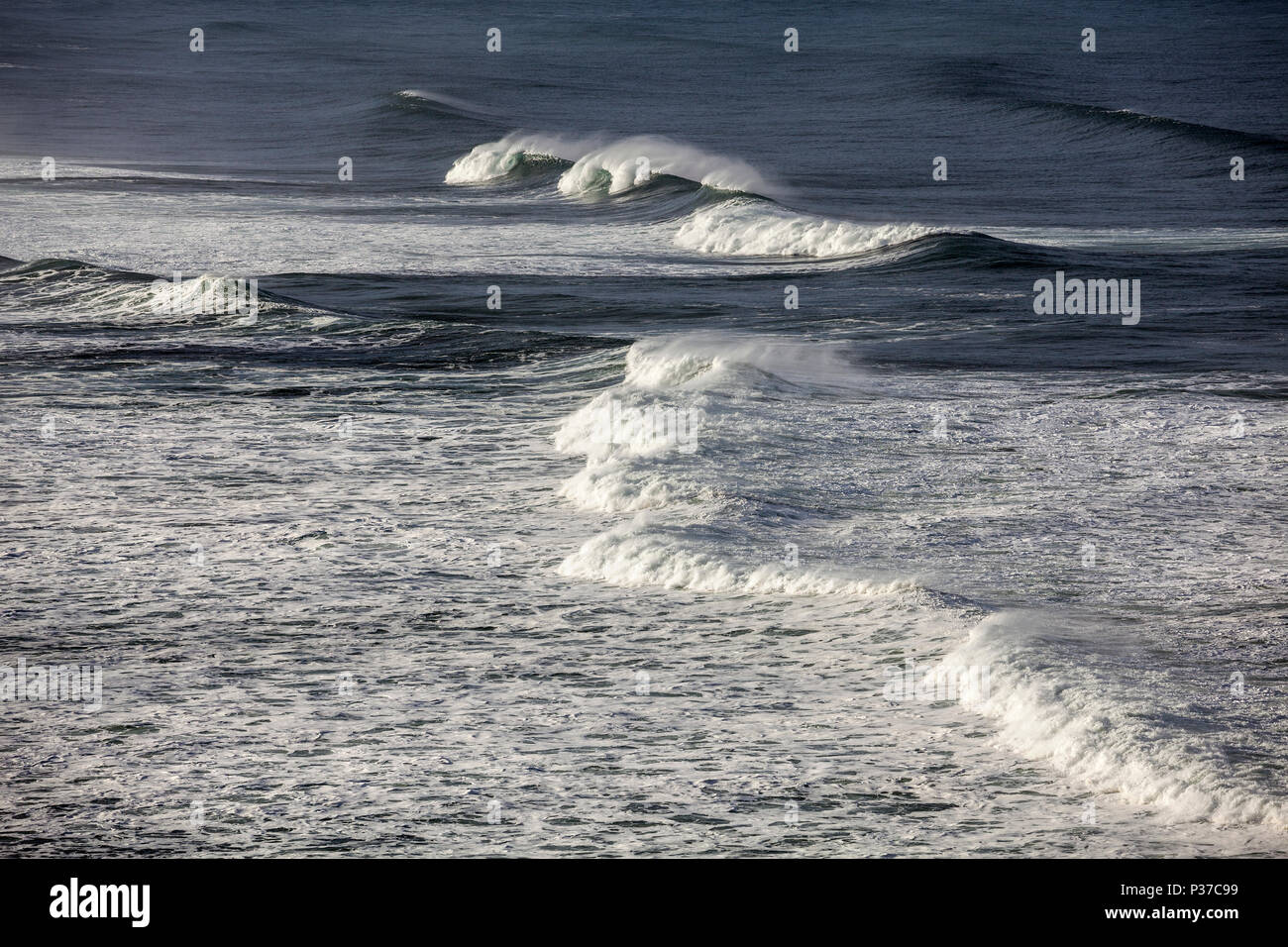 Ou02481-00...OREGON - Océan Pacifique et des vagues à la plage de Canon. Banque D'Images