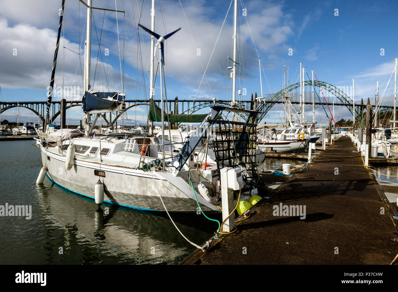 Ou...02492-00 - Newport OREGON Marina par le Yaquina Bay Bridge en arrière-plan de la ville de Newport. Banque D'Images