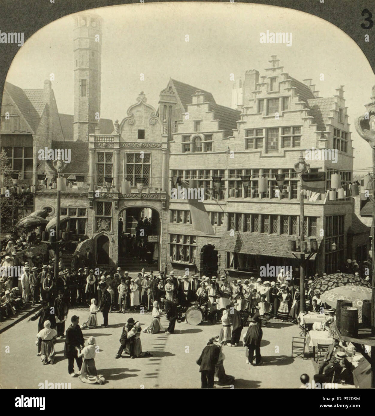 . Heure de danse folklorique dans le village belge. Un siècle de progrès. Chicago, 1933. Date de publication : 1933. Couverture : 1874 ?-1933. Mentions légales Source : 1874 ?-1933.. Point numérique publié le 6-15-2005 ; mise à jour 2-12-2009. 108 heures de danse folklorique dans le village belge. Un siècle de progrès. Chicago, 1933, de Robert N. Dennis collection de vue stéréoscopique Banque D'Images