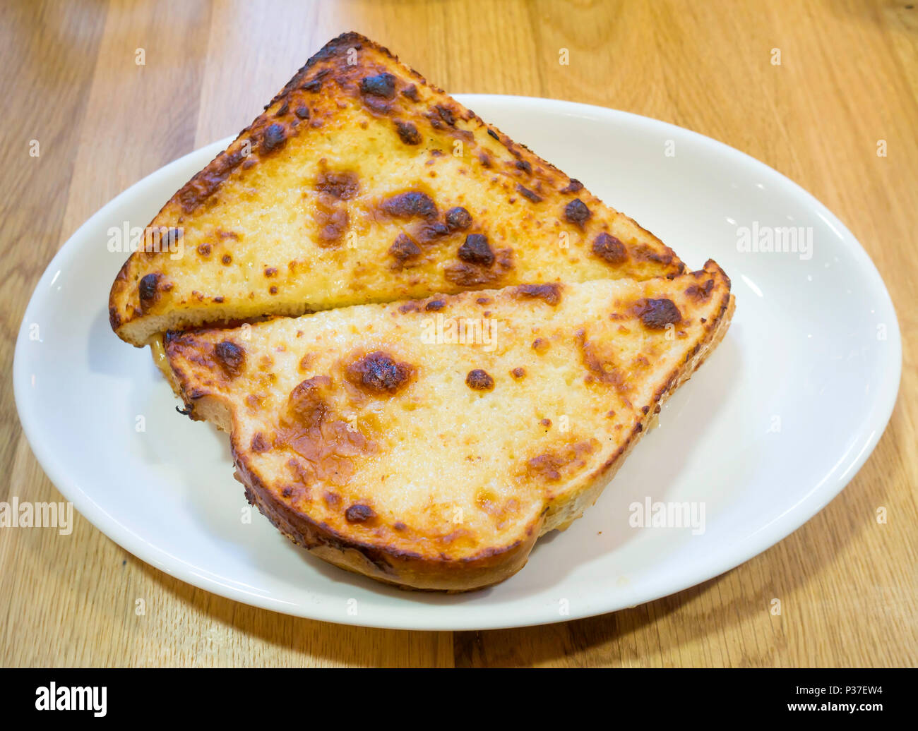 Snack-simple sandwich au jambon et au fromage grillé dans le pain blanc grillé avec du fromage sur le dessus Banque D'Images