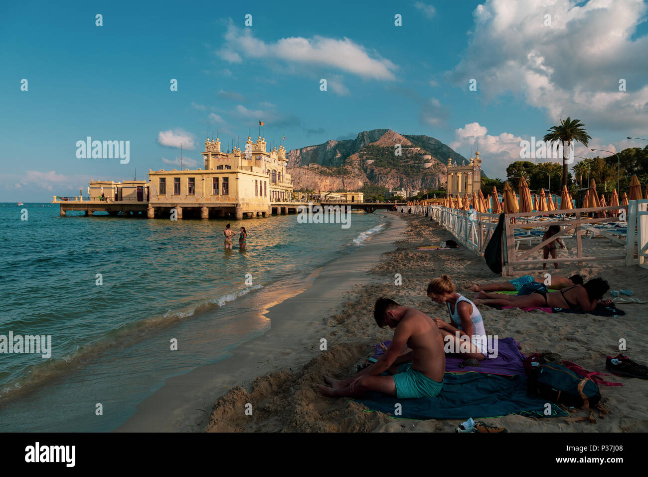 Vue sur la plage de Mondello à Palerme, Sicile Banque D'Images