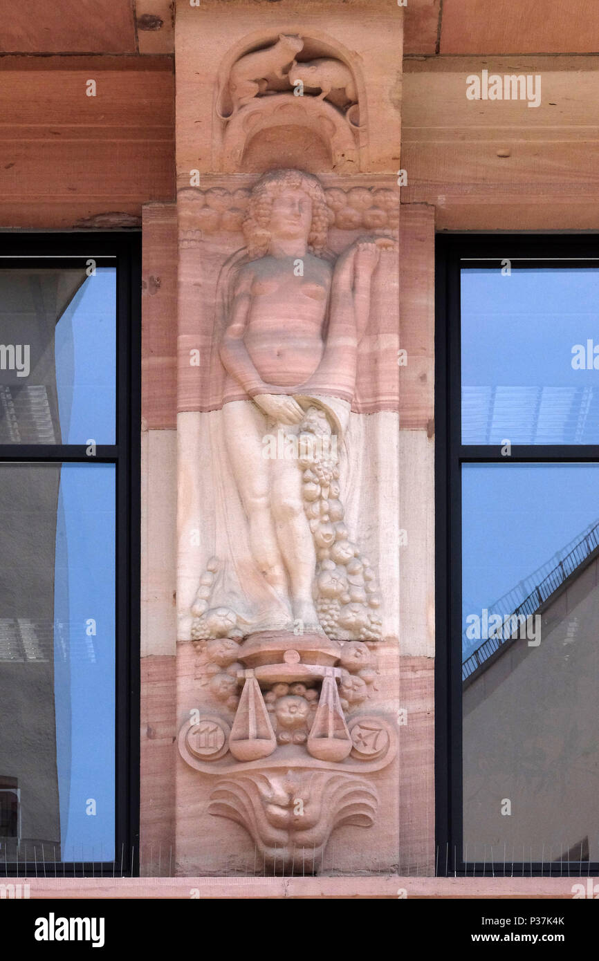 Le signe astrologique de la balance, relief sur façade de maison à Aschaffenburg, Allemagne Banque D'Images