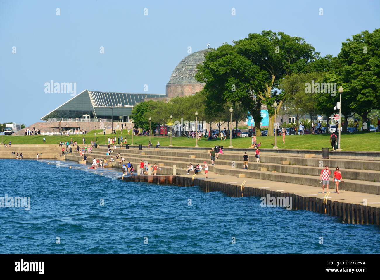 Le lac Michigan casser mur le long de la solidarité dur sur Chicago's Museum Campus offre l'accès à l'eau et une pause de la chaleur en été. Banque D'Images