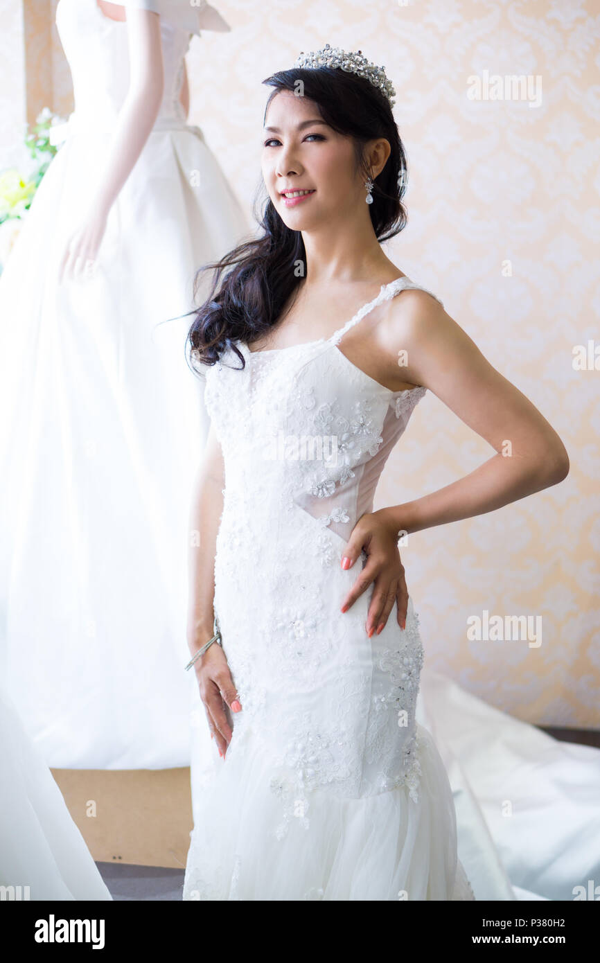 Irene portait robe de mariage pour le tournage avant-mariage, elle a été le choix d'une robe traditionnelle chinoise et une robe de mariée blanche. Pleine de bonheur et Banque D'Images