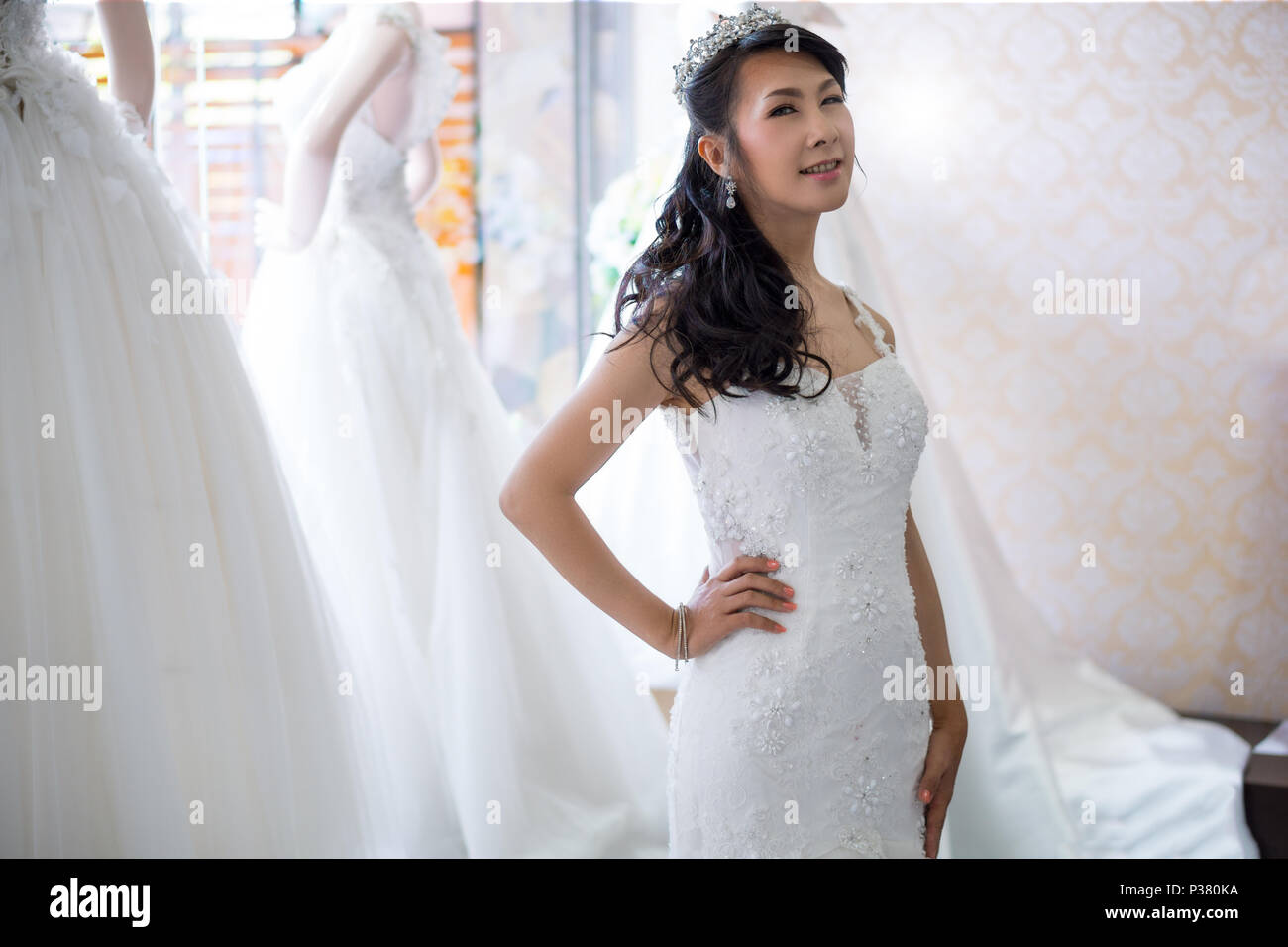 Irene portait robe de mariage pour le tournage avant-mariage, elle a été le choix d'une robe traditionnelle chinoise et une robe de mariée blanche. Pleine de bonheur et Banque D'Images