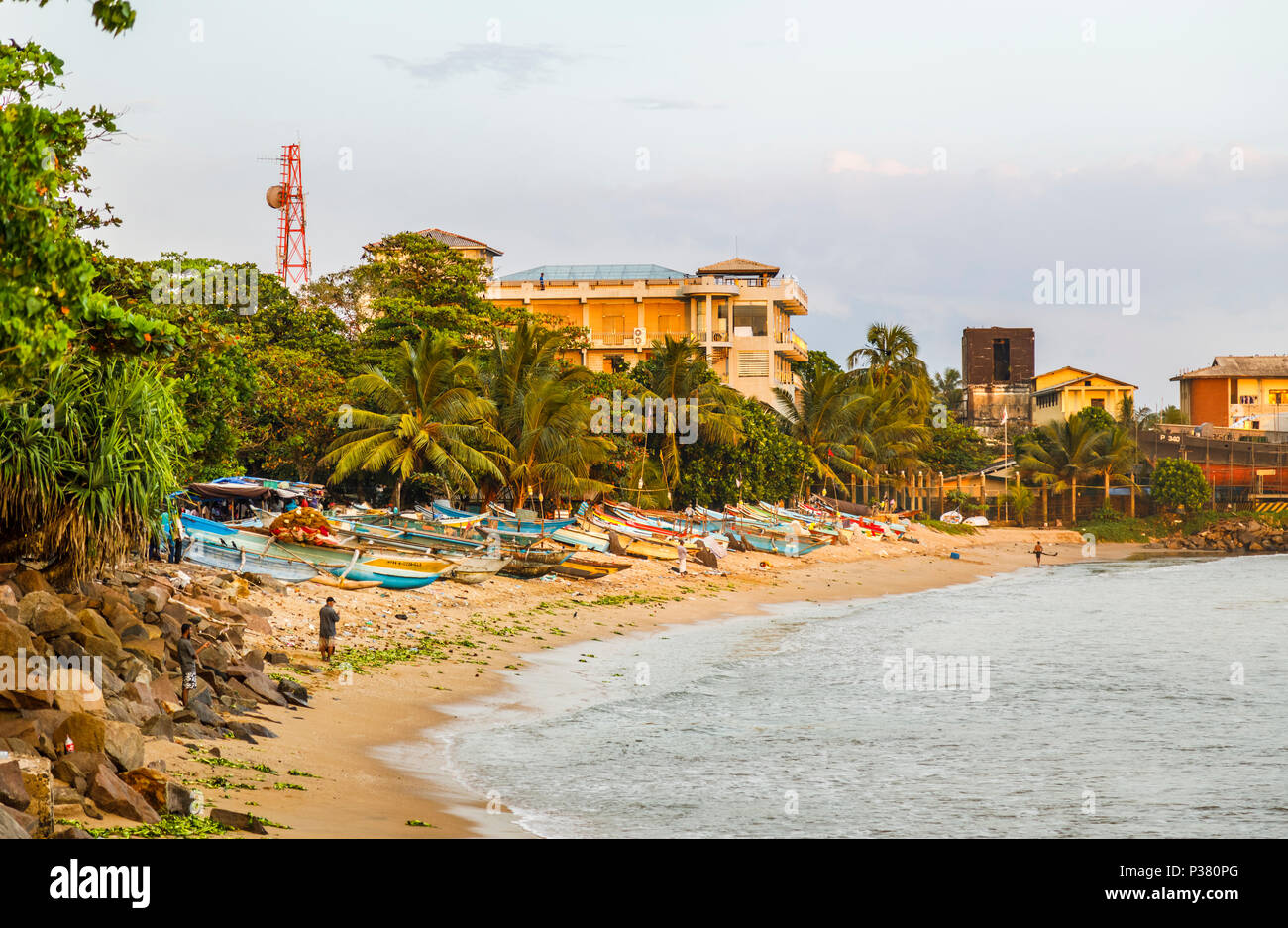 Voir de petits bateaux de pêche colorés traditionnels s'est posé sur la plage rivage à Galle, Province du Sud, Sri Lanka Banque D'Images