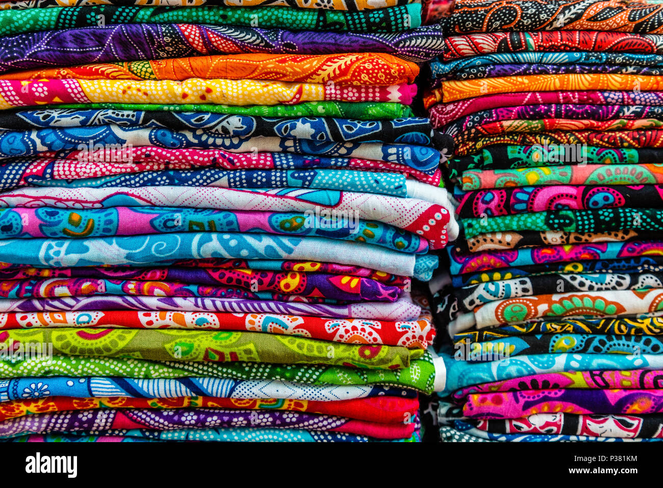 Coton coloré sarongs (kamben) sur un marché traditionnel local, Bali, Indonésie Banque D'Images