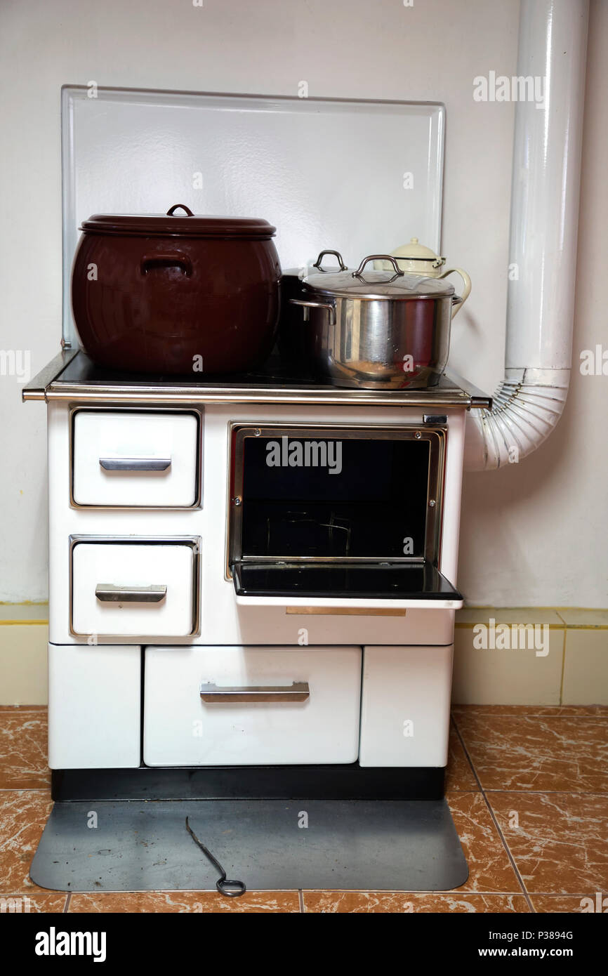 Ancienne cuisinière de feu de bois avec des pots, vintage cuisine Photo  Stock - Alamy