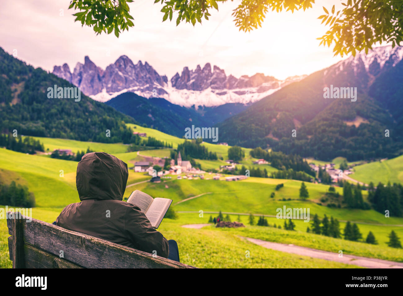 Célèbre meilleur endroit du monde alpin, Santa Maddalena (St Magdalena) village avec magical Dolomites montagnes en arrière-plan, la vallée Val di Funes, Tre Banque D'Images