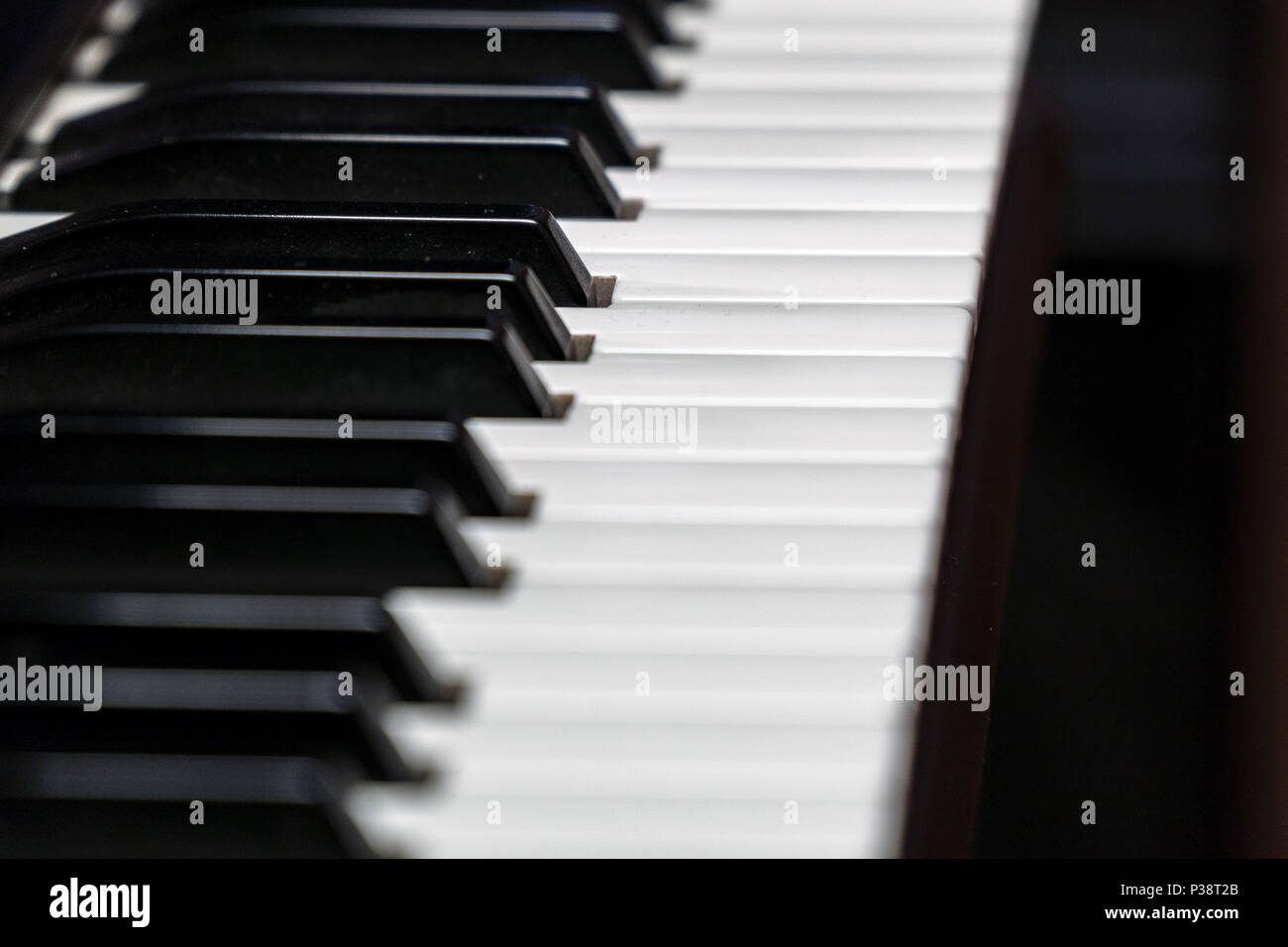 Vue sur le clavier du piano sur le côté Photo Stock - Alamy