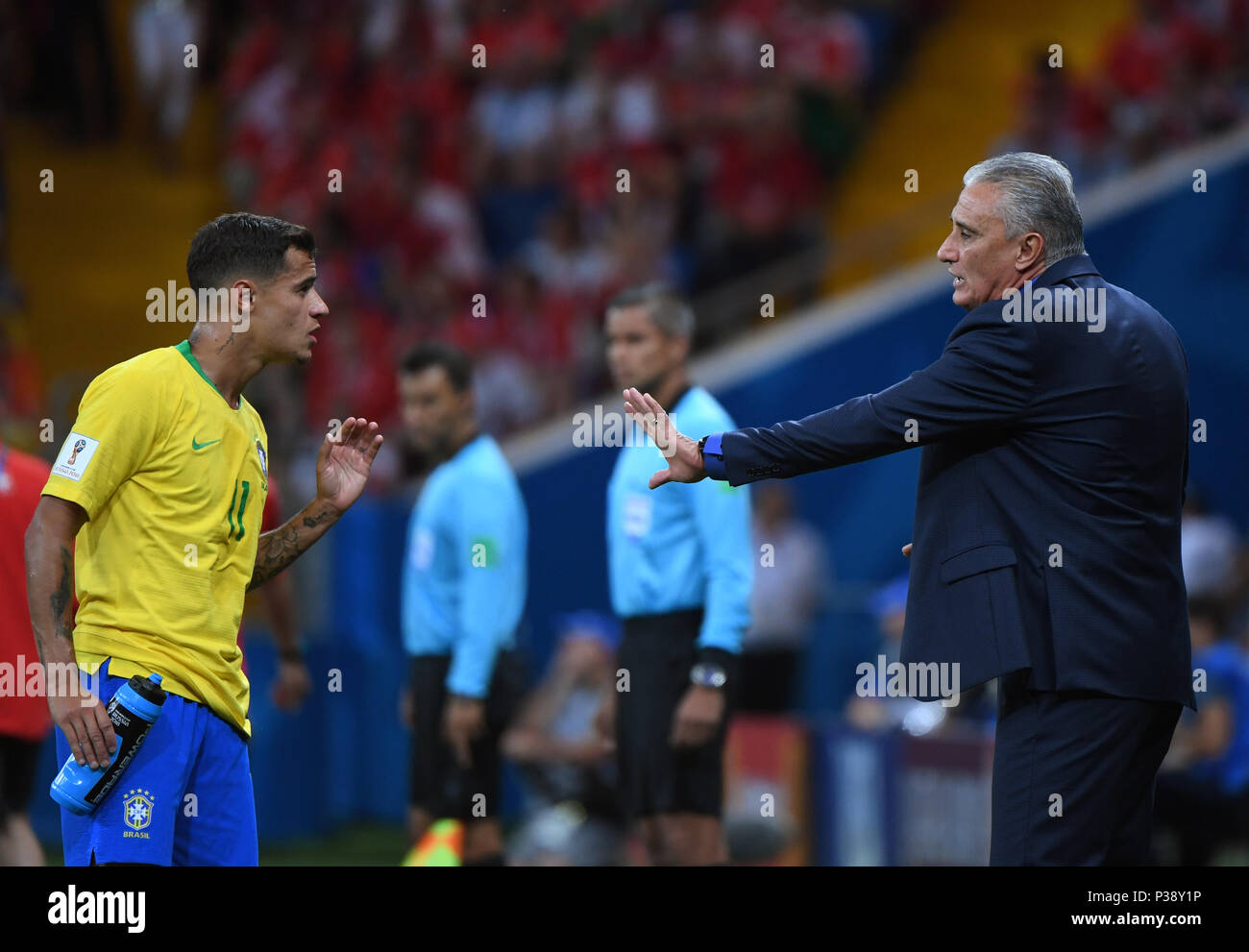 Rostov, Russie, 17 juin 2018. L'entraîneur-chef du Brésil Tite (R) des entretiens avec Philippe Coutinho lors d'un groupe E match entre le Brésil et la Suisse à la Coupe du Monde FIFA 2018 à Rostov-sur-Don, la Russie, le 17 juin 2018. Crédit : Li Ga/Xinhua/Alamy Live News Banque D'Images