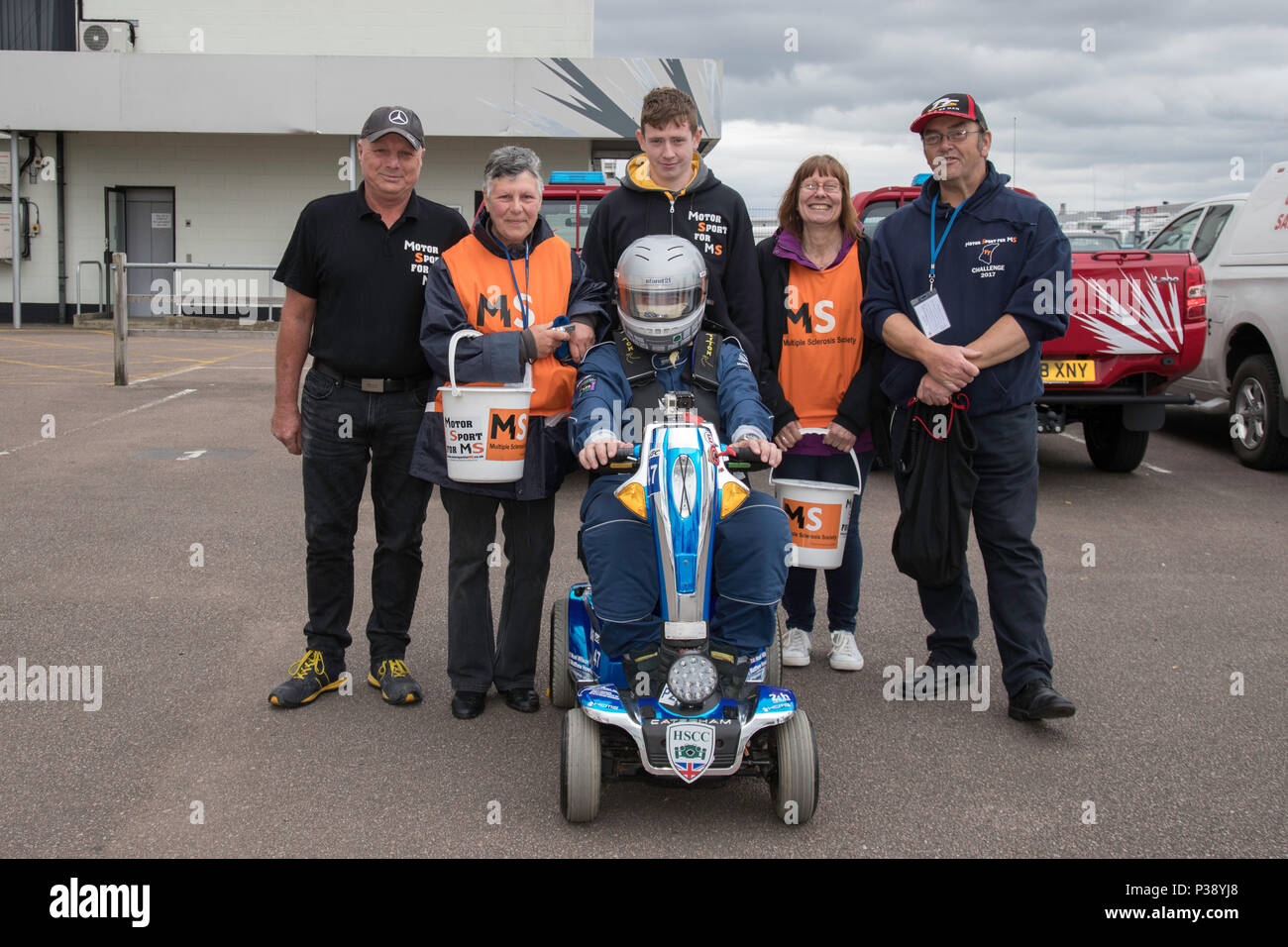 Circuit de Silverstone GP, au Royaume-Uni. 17 Jun, 2018. Au cours de la réunion de courses International HSCC Silverstone Noel Wilson dans son scooter de mobilité pour définir un nouveau record du tour sur le circuit GP complet. Visant à sensibiliser 20 000 € pour la recherche sur la SP, il essaie d'établir un record sur chaque piste dans le pays James Crédit Wadham / Alamy Live News Banque D'Images