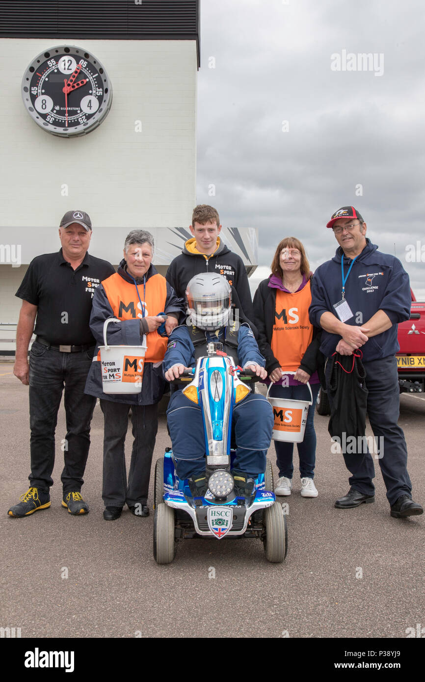 Circuit de Silverstone GP, au Royaume-Uni. 17 Jun, 2018. Au cours de la réunion de courses International HSCC Silverstone Noel Wilson dans son scooter de mobilité pour définir un nouveau record du tour sur le circuit GP complet. Visant à sensibiliser 20 000 € pour la recherche sur la SP, il essaie d'établir un record sur chaque piste dans le pays James Crédit Wadham / Alamy Live News Banque D'Images