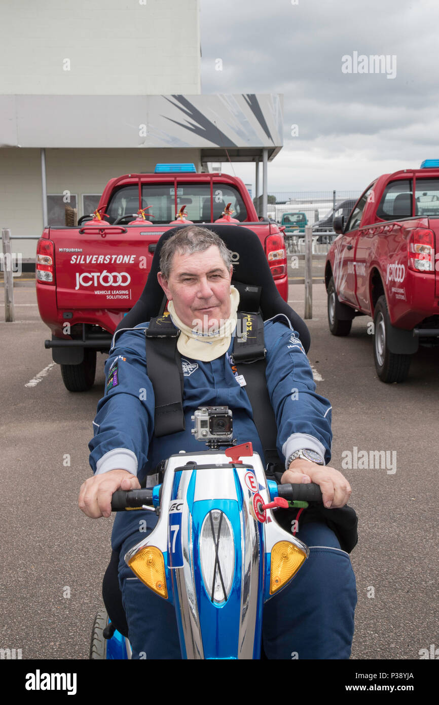Circuit de Silverstone GP, au Royaume-Uni. 17 Jun, 2018. Au cours de la réunion de courses International HSCC Silverstone Noel Wilson dans son scooter de mobilité pour définir un nouveau record du tour sur le circuit GP complet. Visant à sensibiliser 20 000 € pour la recherche sur la SP, il essaie d'établir un record sur chaque piste dans le pays James Crédit Wadham / Alamy Live News Banque D'Images