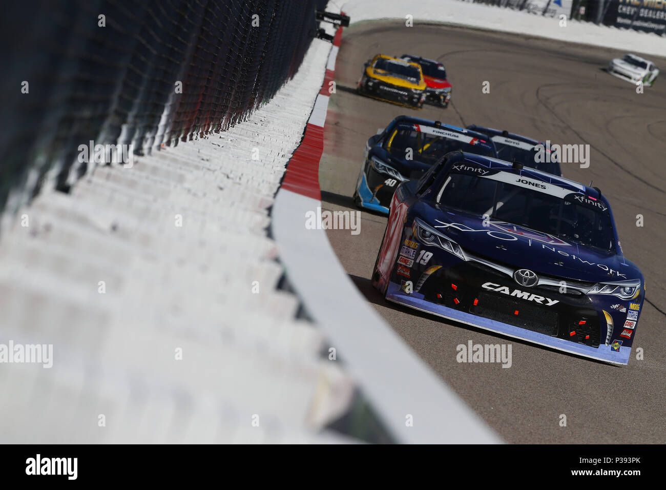 Newton, Iowa, États-Unis. 17 Juin, 2018. Brandon Jones (19) apporte sa voiture en bas de la zone de l'avant au cours de l'Iowa à 250 Iowa Speedway à Newton, Iowa. Crédit : Chris Owens Asp Inc/ASP/ZUMA/Alamy Fil Live News Banque D'Images