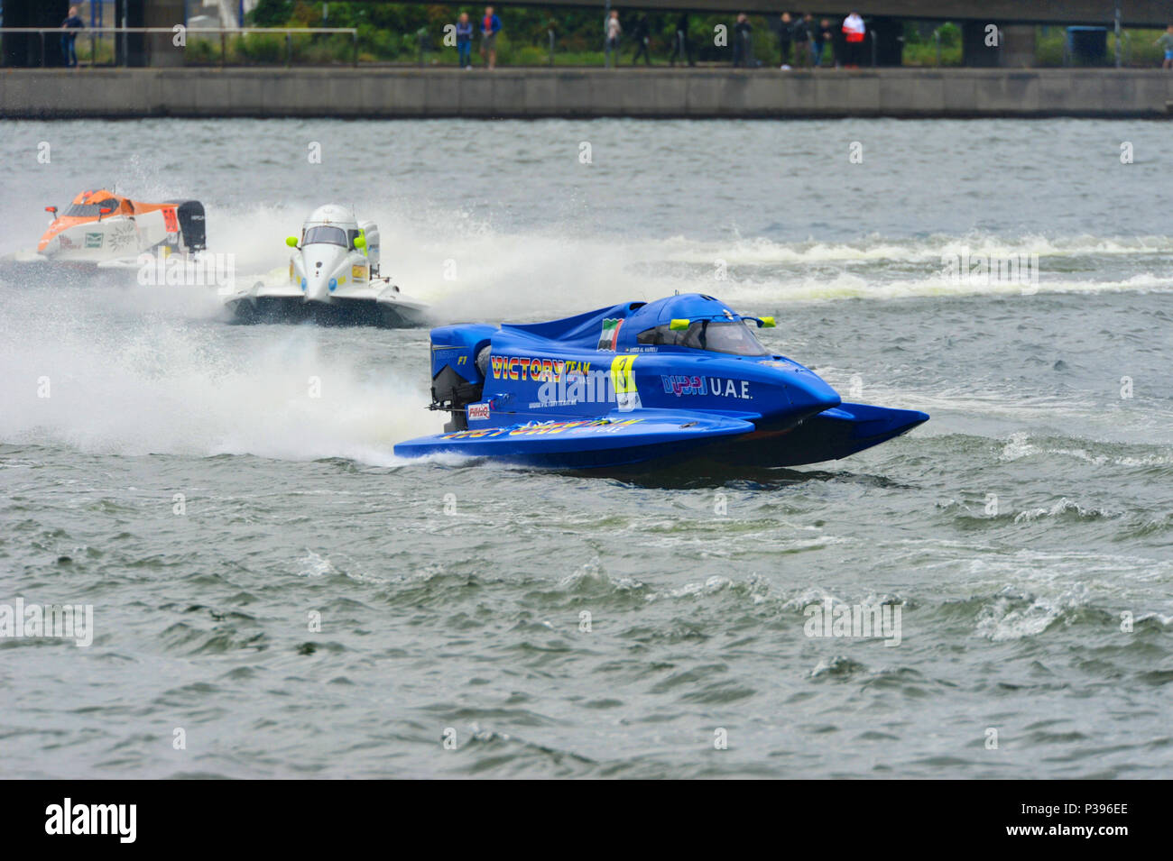 Londres, Royaume-Uni. 17 Juin, 2018. Ahmed Al Hameli (eau, la victoire de l'équipe) racing dans les F1H2O Grand Prix de Londres, une partie de l'UIM F1H2O Championnat du monde, au Royal Victoria Dock, London, UK. Les bateaux sont à l'arrière-plan, de G à D, Marit Stromoy (NI, Unis Racing) et Cédric Deguisne (FRA, Maverick F1). L'UIM F1H2O Championnat du Monde est une série de courses de bateau, avec monoplace, cockpit fermé, les catamarans qui course autour d'une pêche côtière de circuit autour de 2km à des vitesses allant jusqu'à 136 mph/220km/h. Crédit : Michael Preston/Alamy Live News Banque D'Images