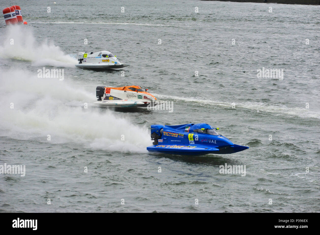 Londres, Royaume-Uni. 17 Juin, 2018. Dans les courses de hors-bords UIM F1H2O Grand Prix de Londres, une partie de l'UIM F1H2O Championnat du monde, au Royal Victoria Dock, London, UK. L'avant à l'arrière : Ahmed Al Hameli (EAU), Marit Stromoy (NI), Cédric Deguisne (FRA). L'UIM F1H2O Championnat du Monde est une série de courses de bateau, avec monoplace, cockpit fermé, les catamarans qui course autour d'une pêche côtière de circuit autour de 2km à des vitesses allant jusqu'à 136 mph/220km/h. Crédit : Michael Preston/Alamy Live News Banque D'Images