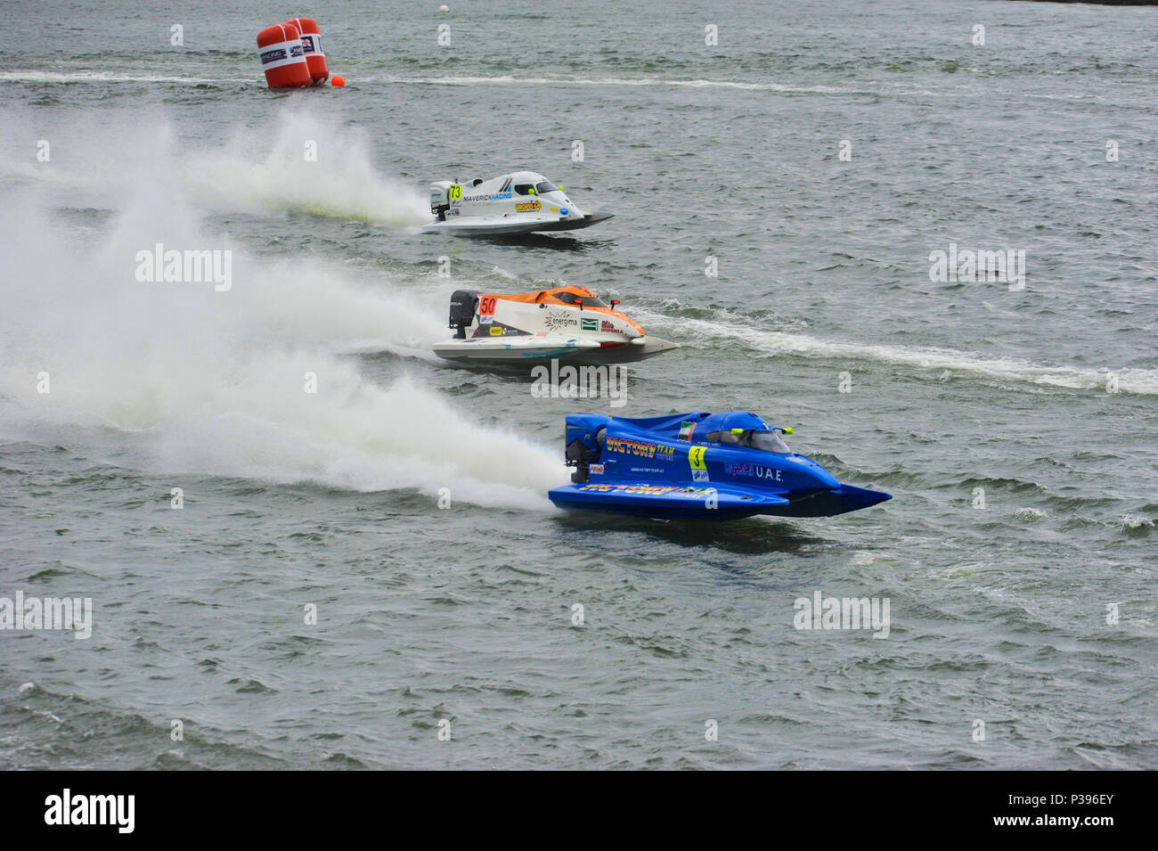 Londres, Royaume-Uni. 17 Juin, 2018. Dans les courses de hors-bords UIM F1H2O Grand Prix de Londres, une partie de l'UIM F1H2O Championnat du monde, au Royal Victoria Dock, London, UK. L'avant à l'arrière : Ahmed Al Hameli (EAU), Marit Stromoy (NI), Cédric Deguisne (FRA). L'UIM F1H2O Championnat du Monde est une série de courses de bateau, avec monoplace, cockpit fermé, les catamarans qui course autour d'une pêche côtière de circuit autour de 2km à des vitesses allant jusqu'à 136 mph/220km/h. Crédit : Michael Preston/Alamy Live News Banque D'Images