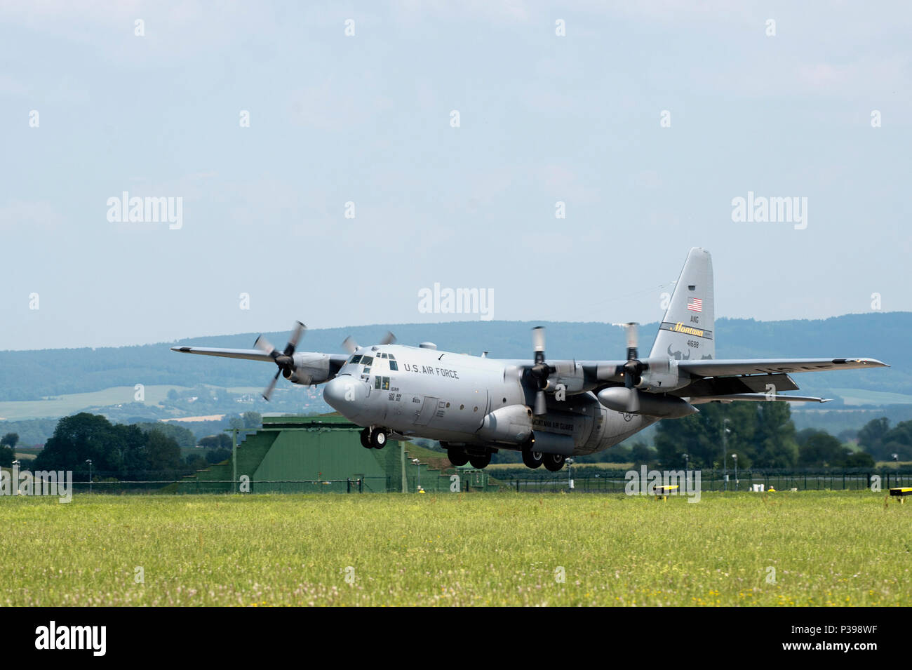 Caslav, République tchèque. 15 Juin, 2018. L'un des trois Lockheed C-130 Hercules de l'armée américaine d'atterrissage des avions de transport dans l'aéroport militaire à Caslav, République tchèque, le 15 juin 2018, avant le ciel vengeur 2018 exercice international. Photo : CTK Josef Vostarek/Photo/Alamy Live News Banque D'Images