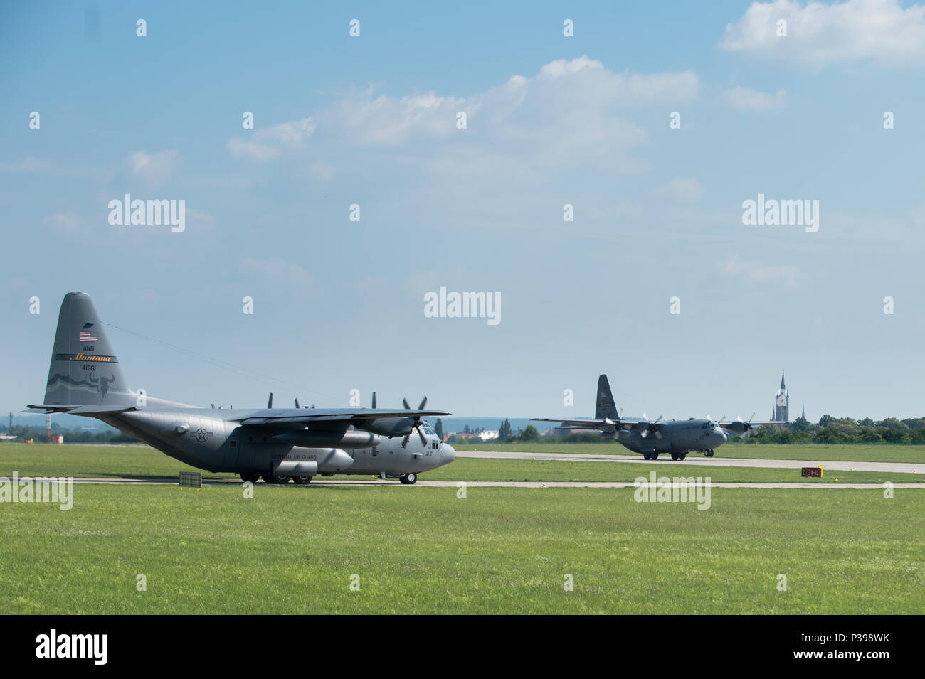 Caslav, République tchèque. 15 Juin, 2018. Deux des trois Lockheed C-130 Hercules de l'armée américaine d'atterrissage des avions de transport dans l'aéroport militaire à Caslav, République tchèque, le 15 juin 2018, avant le ciel vengeur 2018 exercice international. Photo : CTK Josef Vostarek/Photo/Alamy Live News Banque D'Images