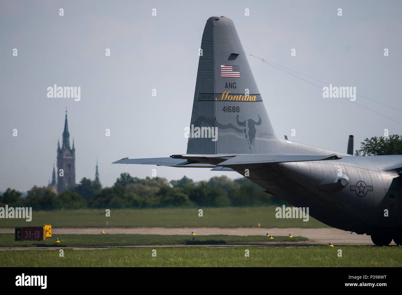 Caslav, République tchèque. 15 Juin, 2018. L'un des trois Lockheed C-130 Hercules de l'armée américaine d'atterrissage des avions de transport dans l'aéroport militaire à Caslav, République tchèque, le 15 juin 2018, avant le ciel vengeur 2018 exercice international. Photo : CTK Josef Vostarek/Photo/Alamy Live News Banque D'Images