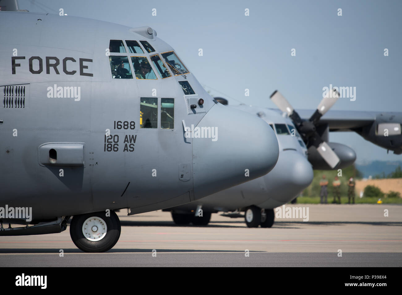 Caslav, République tchèque. 15 Juin, 2018. Deux des trois Lockheed C-130 Hercules de l'armée américaine d'atterrissage des avions de transport dans l'aéroport militaire à Caslav, République tchèque, le 15 juin 2018, avant le ciel vengeur 2018 exercice international. Photo : CTK Josef Vostarek/Photo/Alamy Live News Banque D'Images
