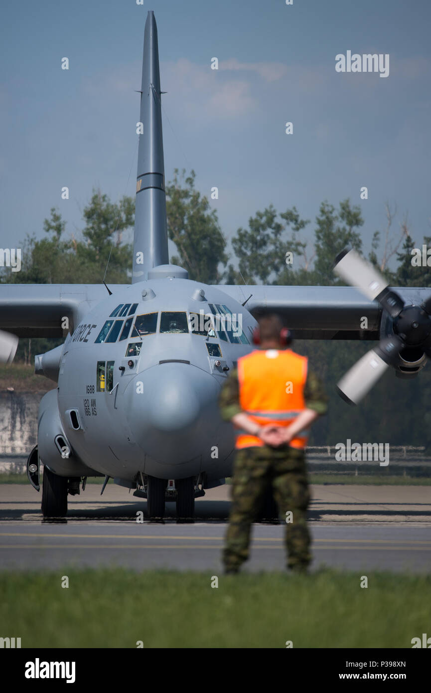 Caslav, République tchèque. 15 Juin, 2018. L'un des trois Lockheed C-130 Hercules de l'armée américaine d'atterrissage des avions de transport dans l'aéroport militaire à Caslav, République tchèque, le 15 juin 2018, avant le ciel vengeur 2018 exercice international. Photo : CTK Josef Vostarek/Photo/Alamy Live News Banque D'Images