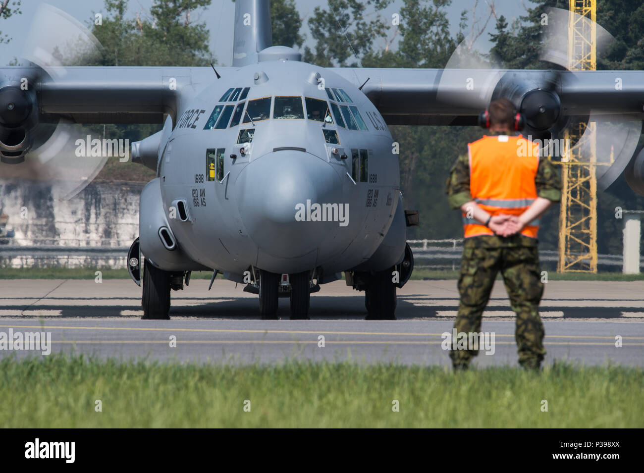 Caslav, République tchèque. 15 Juin, 2018. L'un des trois Lockheed C-130 Hercules de l'armée américaine d'atterrissage des avions de transport dans l'aéroport militaire à Caslav, République tchèque, le 15 juin 2018, avant le ciel vengeur 2018 exercice international. Photo : CTK Josef Vostarek/Photo/Alamy Live News Banque D'Images