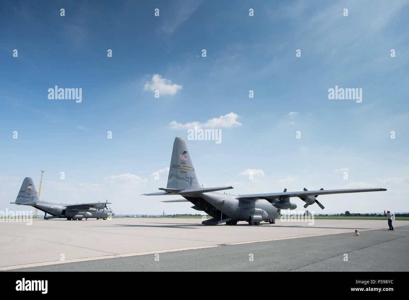 Caslav, République tchèque. 15 Juin, 2018. Deux des trois Lockheed C-130 Hercules de l'armée américaine d'atterrissage des avions de transport dans l'aéroport militaire à Caslav, République tchèque, le 15 juin 2018, avant le ciel vengeur 2018 exercice international. Photo : CTK Josef Vostarek/Photo/Alamy Live News Banque D'Images