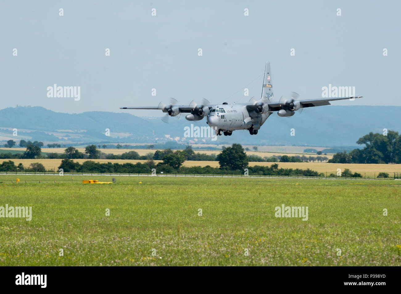 Caslav, République tchèque. 15 Juin, 2018. L'un des trois Lockheed C-130 Hercules de l'armée américaine d'atterrissage des avions de transport dans l'aéroport militaire à Caslav, République tchèque, le 15 juin 2018, avant le ciel vengeur 2018 exercice international. Photo : CTK Josef Vostarek/Photo/Alamy Live News Banque D'Images