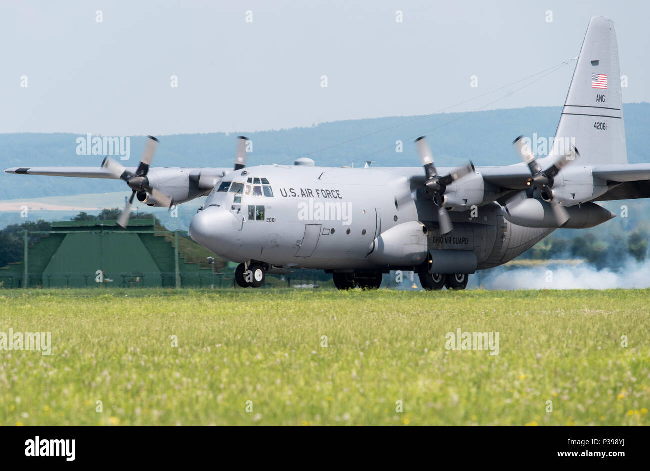 Caslav, République tchèque. 15 Juin, 2018. L'un des trois Lockheed C-130 Hercules de l'armée américaine d'atterrissage des avions de transport dans l'aéroport militaire à Caslav, République tchèque, le 15 juin 2018, avant le ciel vengeur 2018 exercice international. Photo : CTK Josef Vostarek/Photo/Alamy Live News Banque D'Images
