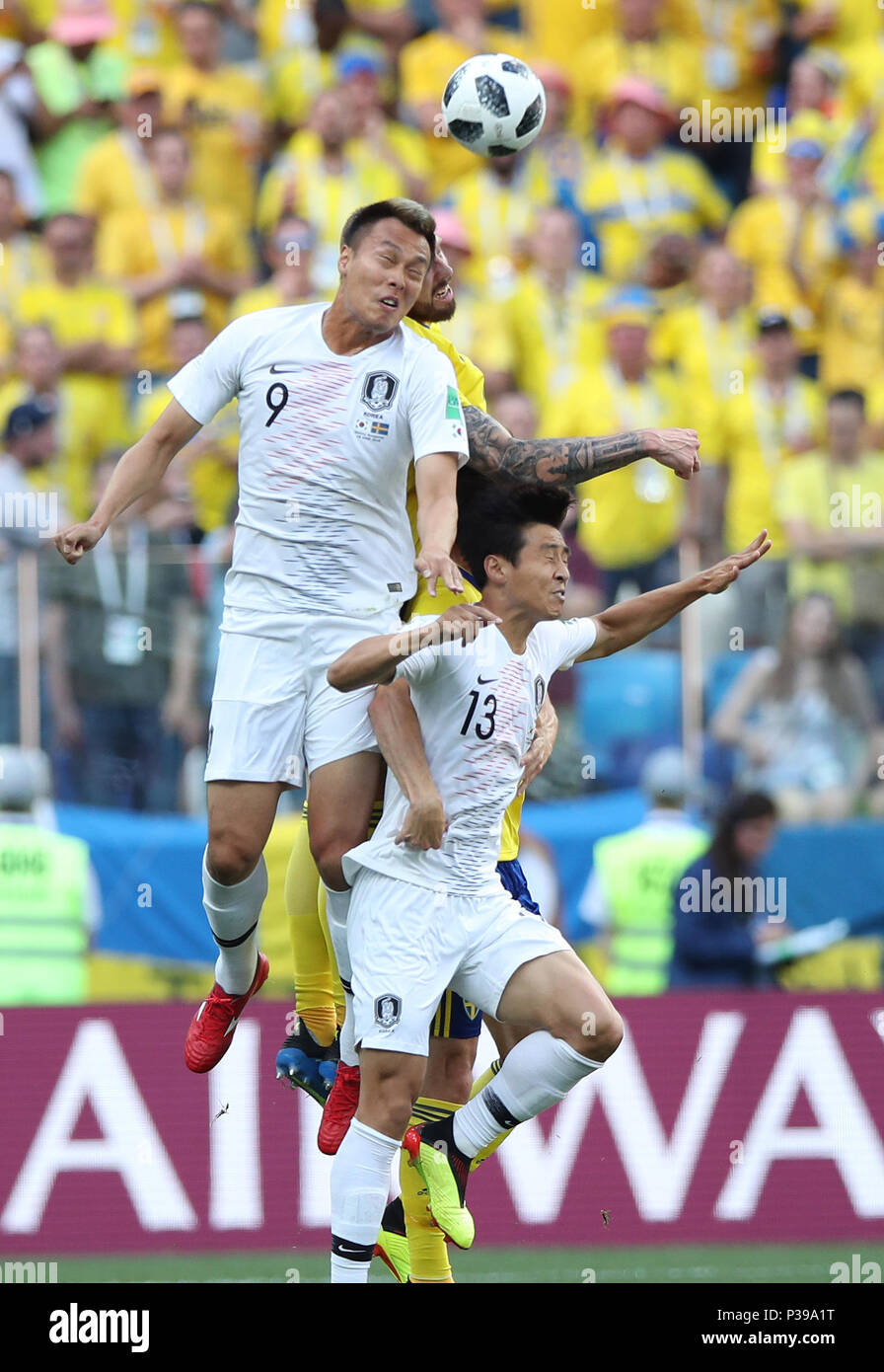 Nizhny Novgorod, Russie. 18 Juin, 2018. Kim (L) Shinwook Jacheol et Koo (R) de la Corée du Sud concurrence lors d'un match du groupe F entre la Suède et la Corée du Sud à la Coupe du Monde FIFA 2018 à Nijni Novgorod, Russie, le 18 juin 2018. Credit : Wu Zhuang/Xinhua/Alamy Live News Banque D'Images