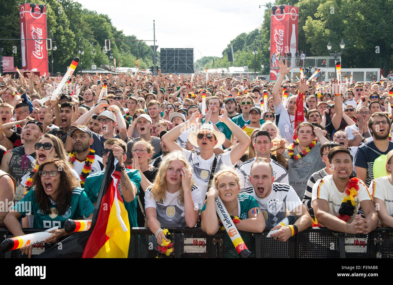 Fonction - vue du ventilateur par mile. Les émotions de la première fan des lignes pendant le jeu. 1,6 km du ventilateur à l'objectif de Brandebourg et sur la rue du 17 juin pour le premier match de l'équipe d'Allemagne contre le Mexique à la Coupe du Monde de 2018 à Berlin, Allemagne le 17.06.2018. Dans le monde d'utilisation | Banque D'Images