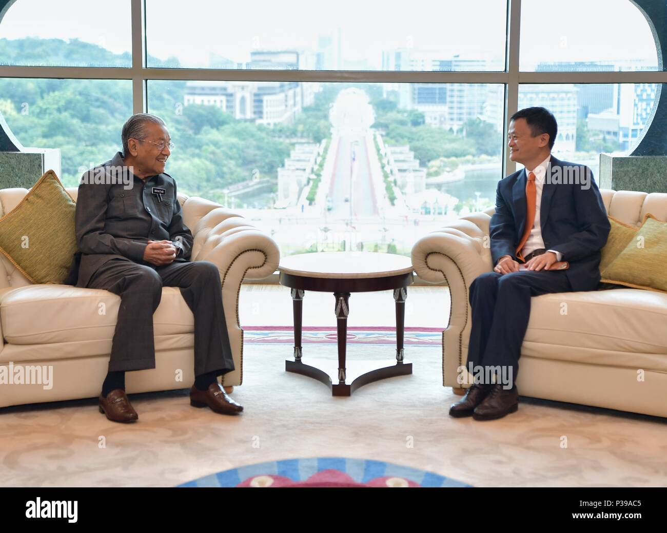 Kuala Lumpur. 18 Juin, 2018. Le Premier Ministre malaisien Mahathir Mohamad (L) rencontre avec Jack Ma d'Alibaba, fondateur et président exécutif, à Putrajaya, Malaisie, le 18 juin 2018. Le nouveau groupe Alibaba la Malaisie, également son premier bureau de pays en Asie du Sud-Est, est entrée en vigueur le lundi, comme le géant chinois tech poursuit son expansion outre-mer dans la région du sud-est asiatique. Source : Xinhua/Alamy Live News Banque D'Images