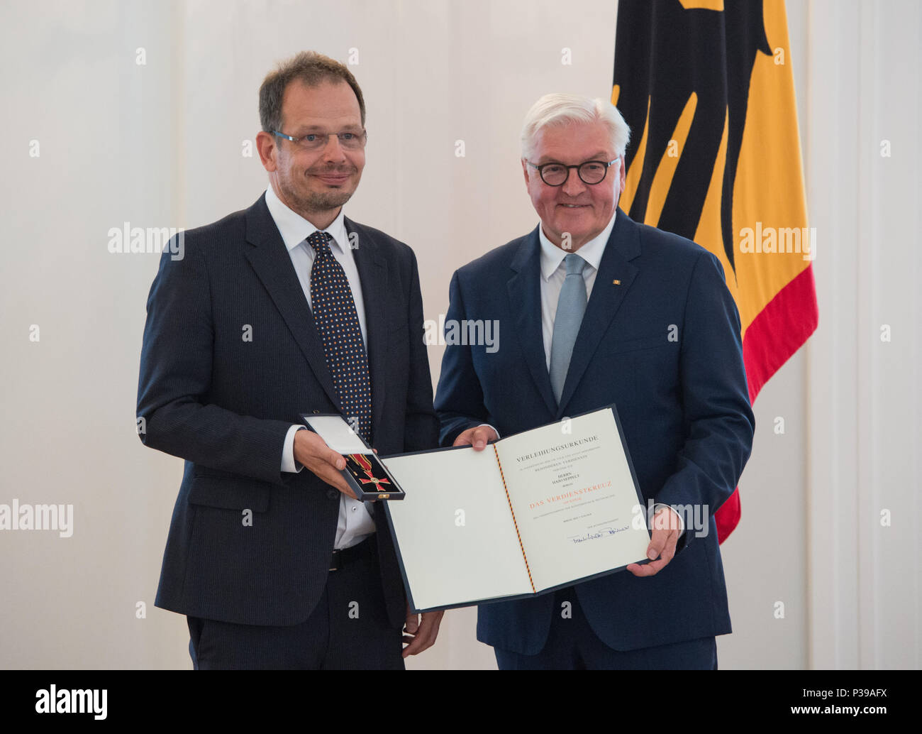 Président fédéral Frank-Walter STEINMEIER awards l'ordre fédéral du mérite pour le journaliste Hajo SEPPELT. Hajo SEPPELT's recherche d'enquête apporte une contribution importante à la détection d'activités illégales et les pratiques déloyales dans le sport. Reçu la feuille de laurier d'argent et l'Ordre du mérite par le Président fédéral à Schloss Bellevue, Berlin, Allemagne le 07.06.2018. Dans le monde d'utilisation | Banque D'Images
