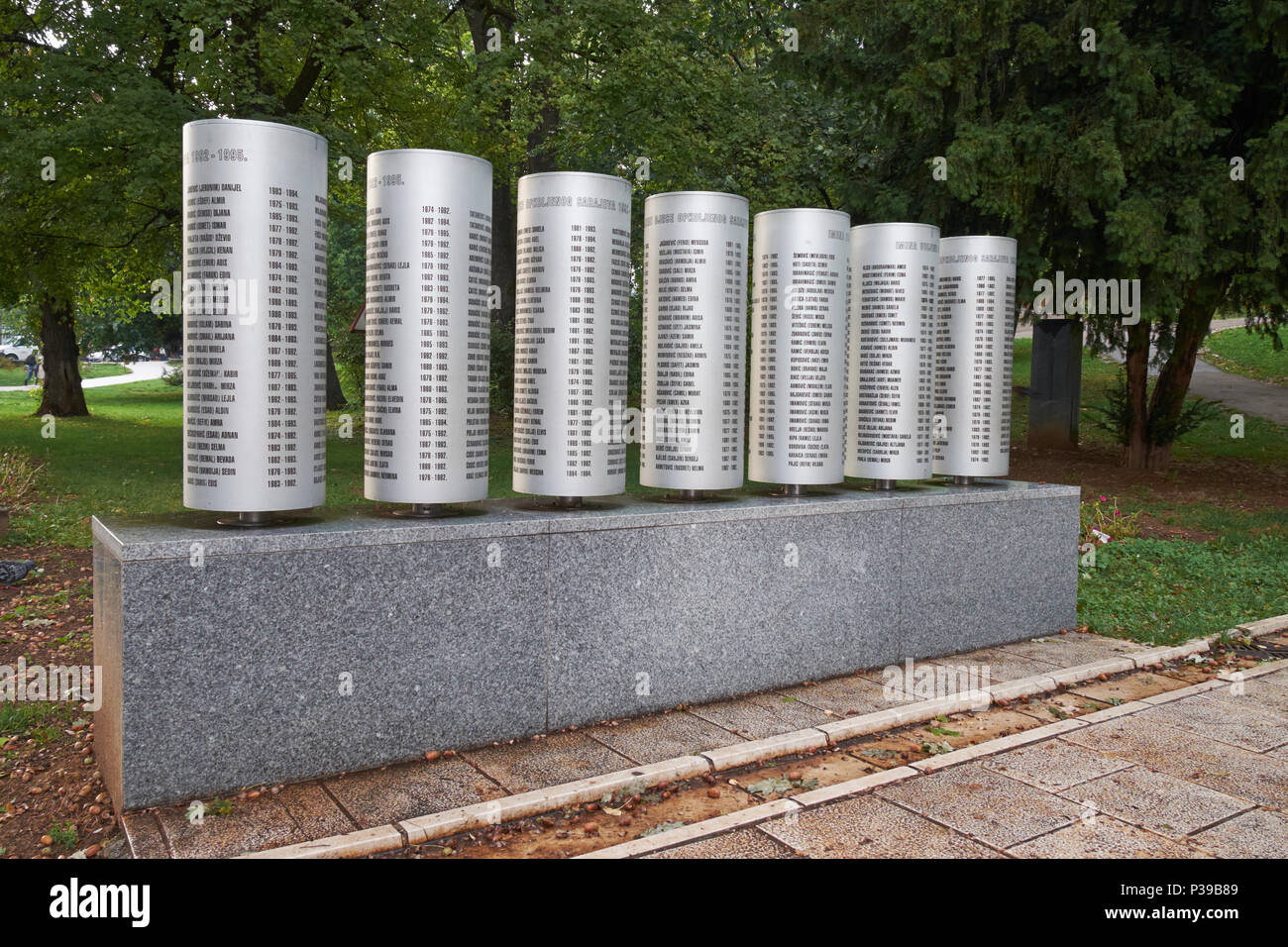 Socle portant les noms des 521 enfants tués pendant le siège de Sarajevo entre 1992 et 1996. Veliki (Grand Parc), Sarajevo, Bosnie-et-Herzégovine. Banque D'Images