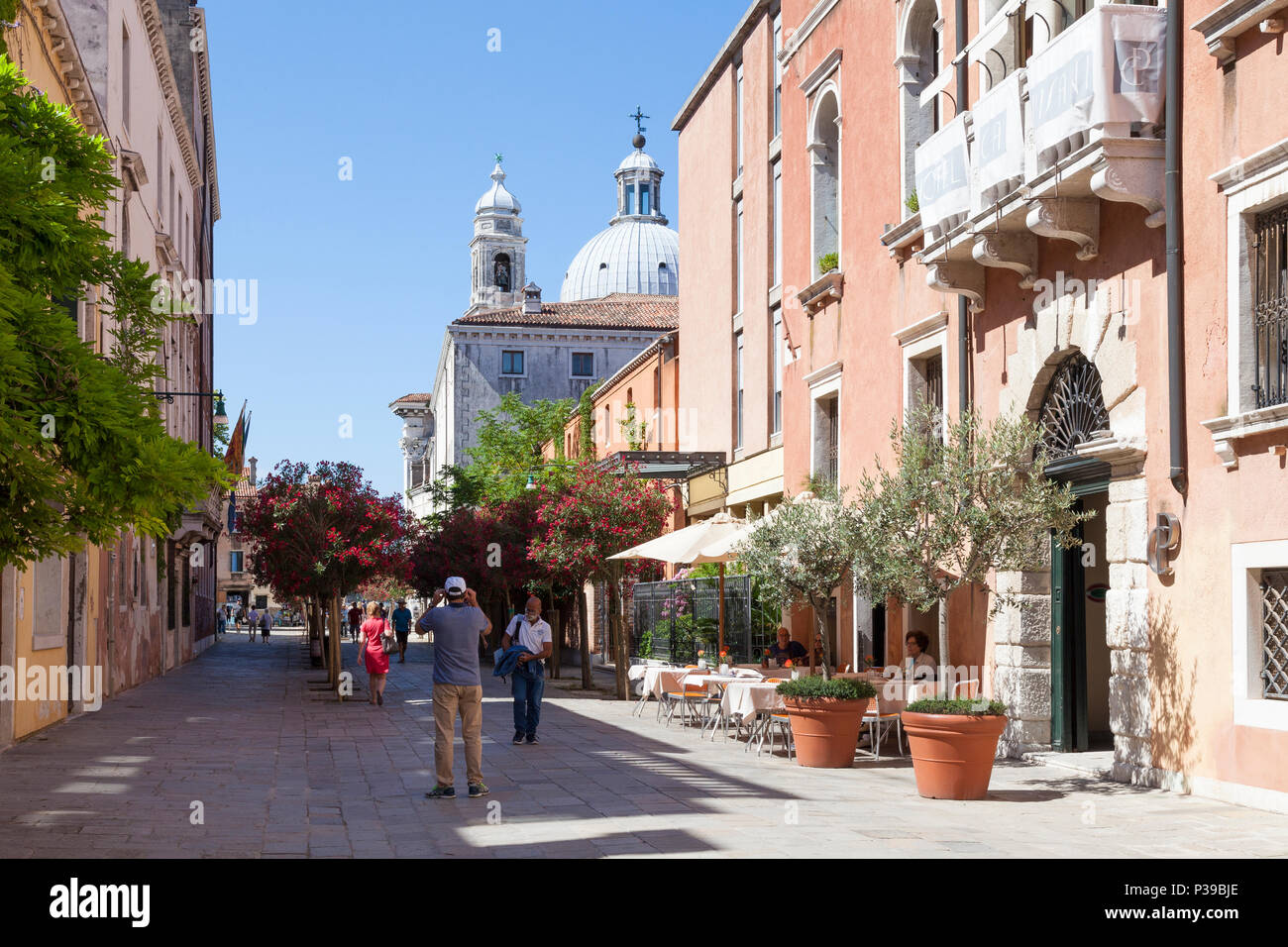 Rio Terra Foscarini, Dorsoduro, Venise, Vénétie, Italie tôt le matin. Scène de rue, fleurs, printemps, Luxury Hotel Ca' Pisani Banque D'Images