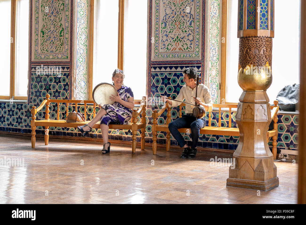 Couple de musiciens jouant des instruments traditionnels à Tachkent en Ouzbékistan Banque D'Images