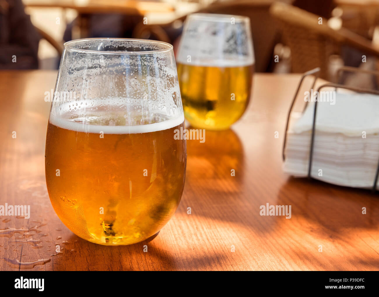 Verre de bière blonde rafraîchissante en été sur une table à la terrasse du bar Banque D'Images