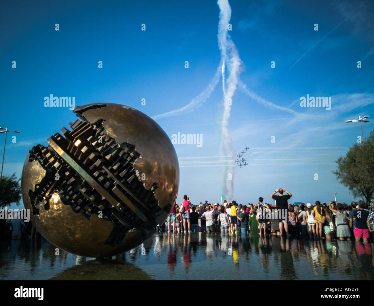 L'Italie, 17 juin 2018 - Air show avec nos flèches tricolores à Pesaro avec le ballon sculpture d'Arnaldo Pomodoro dans l'avant-plan Banque D'Images