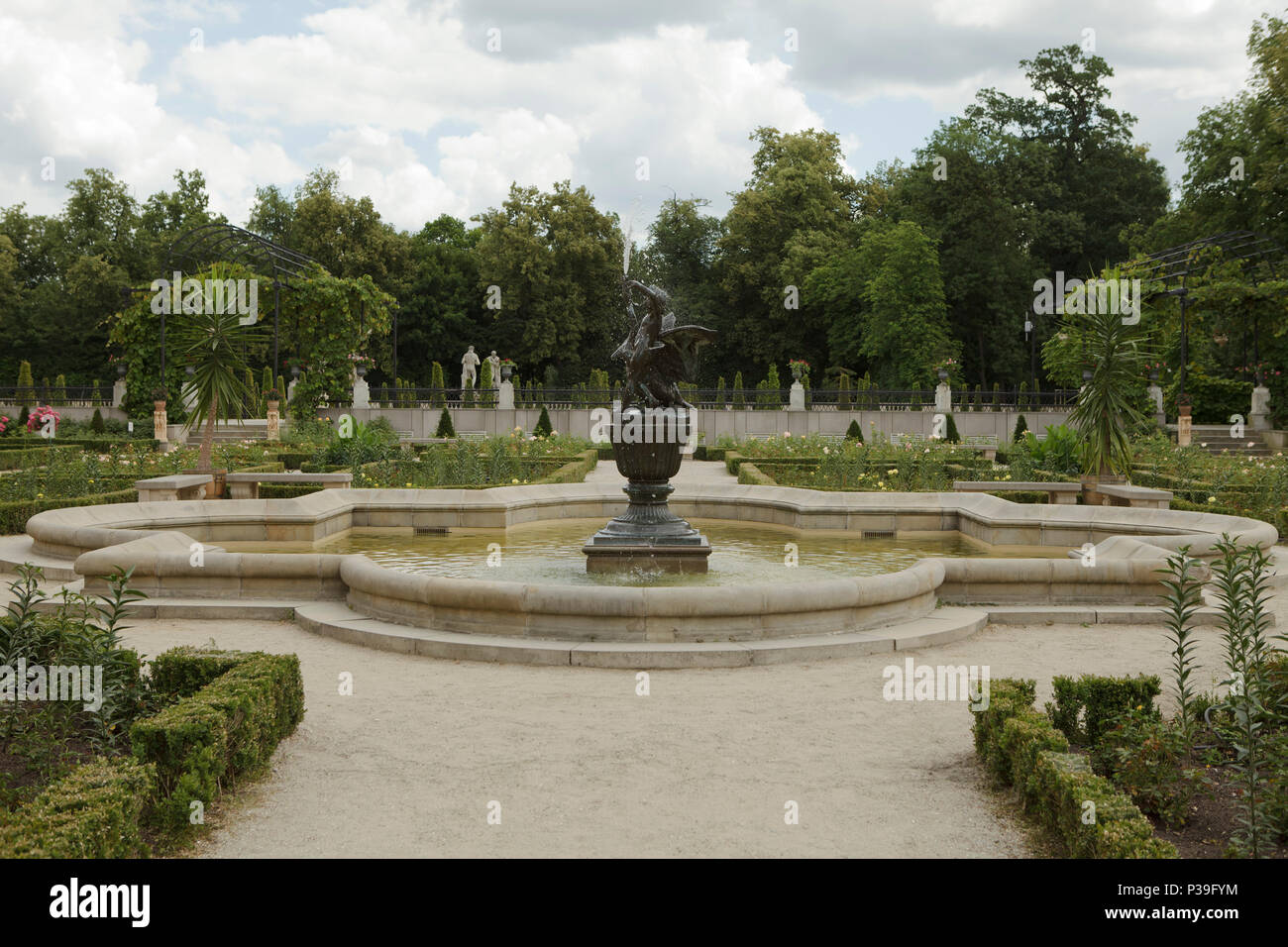 Fontaine dans les jardins royaux dans ressidence classique à Wilanow, Varsovie Banque D'Images