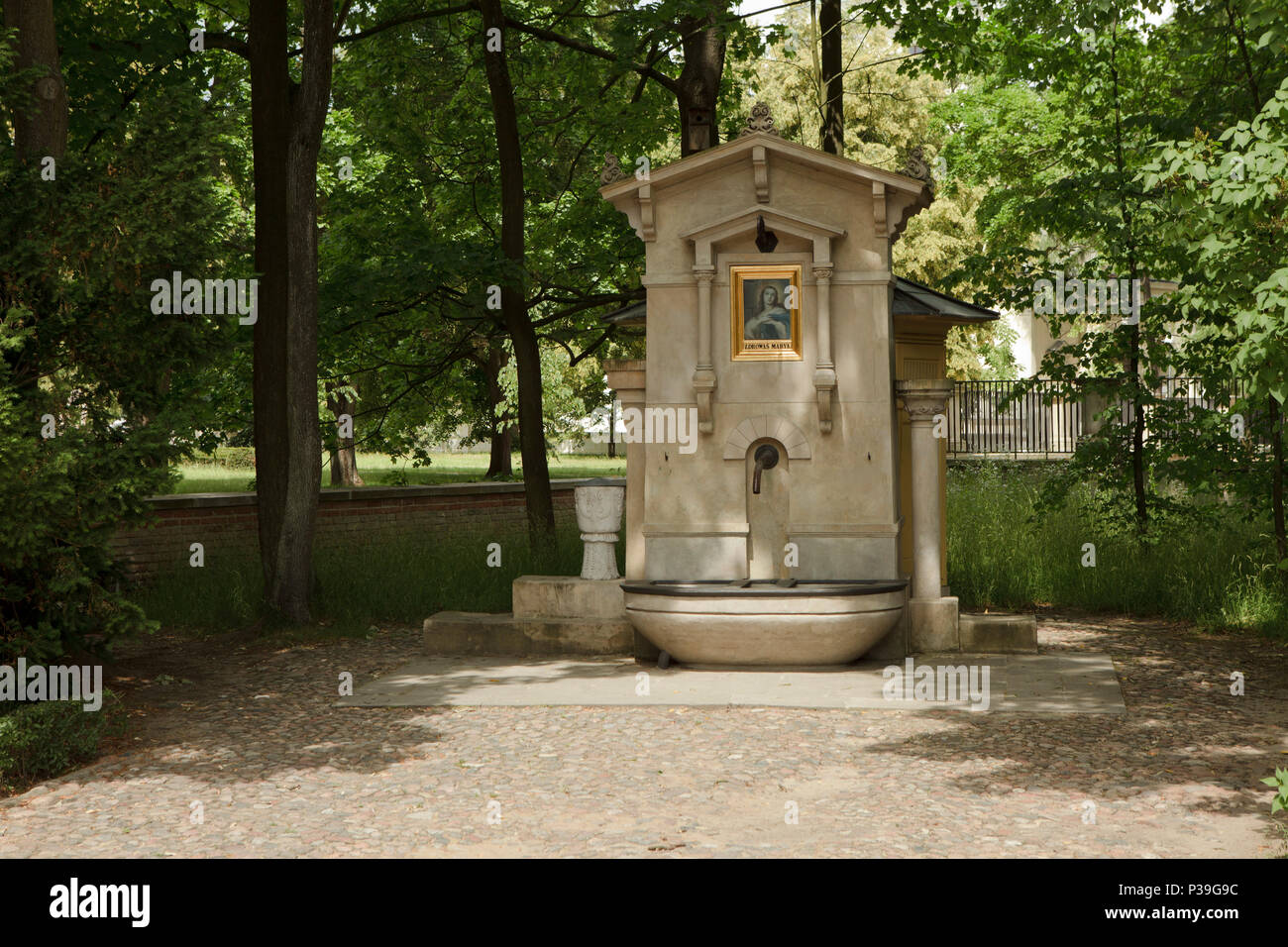Petite fontaine avec st. Mary chappel dans les jardins royaux du palais de Wilanów, Varsovie, Pologne Banque D'Images