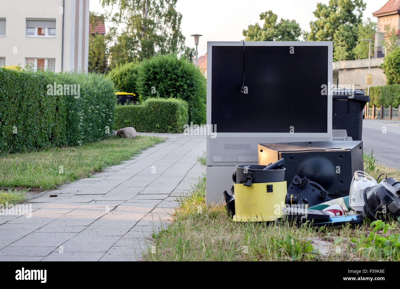Déchets électroniques d'une télévision, d'un aspirateur et d'autres appareils électriques sur la route Banque D'Images