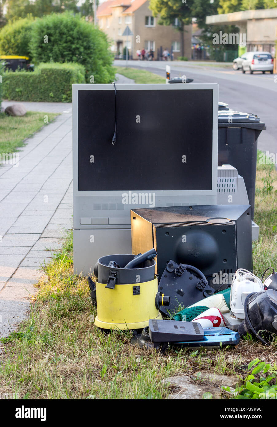 Déchets électroniques d'une télévision, d'un aspirateur et d'autres appareils électriques sur la route Banque D'Images
