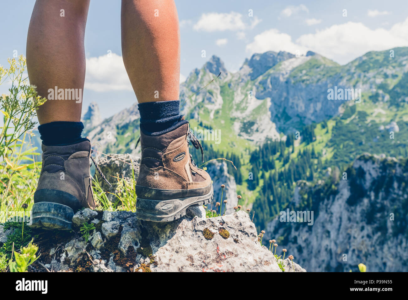 Randonnées en montagne avec des chaussures de montagne Banque D'Images
