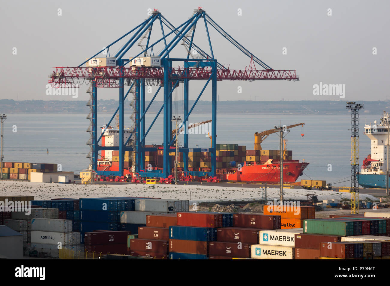 23.08.2016, Odessa, Odessa, Ukraine - un cargo au terminal à conteneurs du port. Le port d'Odessa Odessa ou port de commerce maritime (OMT Banque D'Images