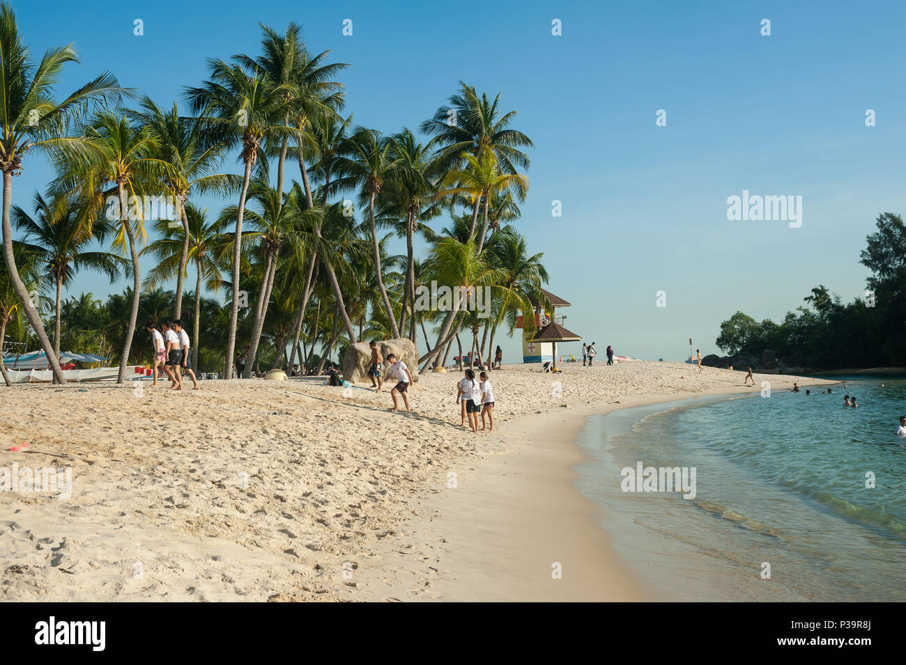 Singapour, République de Singapour, Badegaeste sur la plage de Siloso sur l'île de Sentosa Banque D'Images